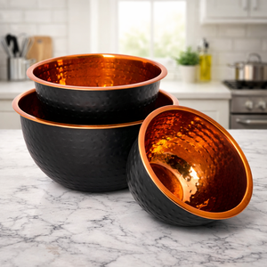 Bol en cuivre martelé artisanal classique avec extérieur noir thermolaqué, bol décoratif et de service pour les fêtes, origine Inde - Product Image 2