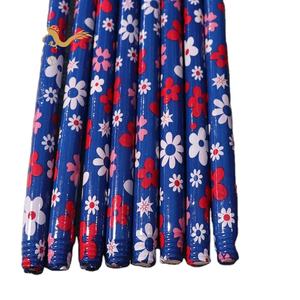 Palos de escoba de madera de eucalipto duraderos con cubierta de PVC con diseño floral – Impermeables, de larga duración, para limpieza del hogar - Product Image 1