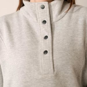 Ensemble décontracté pour femme : Sweat-shirt beige et gris à col boutonné et pantalon assorti – Tenue minimaliste coupe décontractée – Personnalisation OEM - Product Image 5