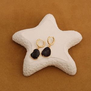 Pendientes de aro de granate en bruto, aros martillados chapados en oro, piedra de nacimiento de enero, regalo de joyería bohemia con gemas para ella - Product Image 5