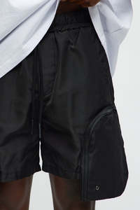 Shorts en satin noir pour homme avec fermetures éclair latérales, taille mi-haute, cordon de serrage, séchage rapide, style décontracté - Product Image 3