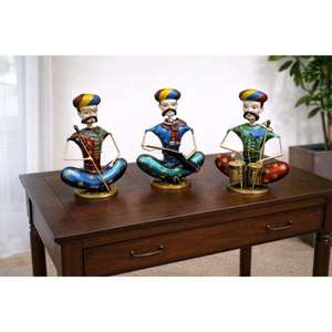 Ensemble de 3 figurines assises en fer d'inspiration traditionnelle du Rajasthan pour la décoration de table, accent culturel pour la maison et cadeau de festival - Product Image 1