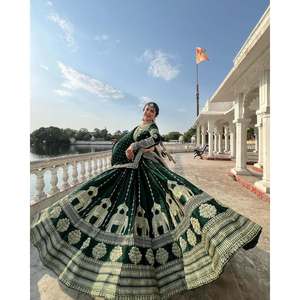 Vestidos de Novia de Diseñador Verde Maruti Fashion, Talla M, Lehenga Choli Bordado con Lentejuelas - Product Image 2