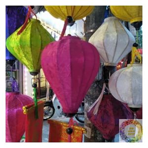 Lanternes traditionnelles vietnamiennes de Hoi An en rouge, jaune, bleu, vert et violet pour décorations suspendues colorées - Marché de gros - Product Image 1