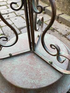 Bain d'oiseaux vintage en fer forgé verdigris, style antique, avec ornements d'oiseaux et base élégante en volutes - Product Image 4