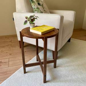 Table d'appoint en bois légère, facile à déplacer mais suffisamment robuste pour la décoration quotidienne et un usage pratique - Product Image 3