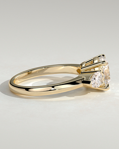 Anillo de compromiso de oro macizo de 14k con diamante solitario de corte redondo cultivado en laboratorio y engaste de púas, con tres diamantes y dos piedras laterales de corte pera. - Product Image 4