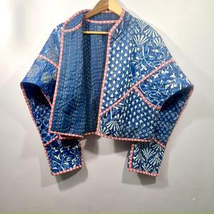 Chaqueta corta acolchada de invierno Kantha azul |   Abrigo Reversible de Algodón con Estampado Floral y Cierre de Botones de Cuerno - Product Image 6
