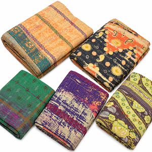 Jetés Kantha recyclés faits à la main, couvertures en patchwork de coton vintage, couvre-lits bohèmes pour la décoration intérieure, vente en gros de textiles de maison - Product Image 1