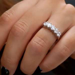 Anillo de banda con cinco piedras de moissanita auténtica, corte redondo, unisex, plata 925 original, regalo sorpresa de boda para pareja - Product Image 2