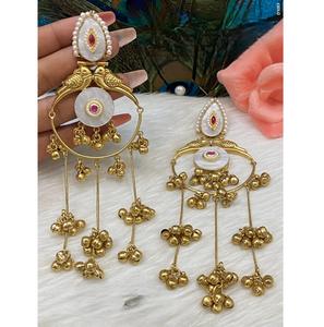 Exquisitos pendientes largos con acabado dorado de primera calidad y aspecto de piedra Kundan para mujeres y niñas, colección para fiestas y eventos nocturnos. - Product Image 1