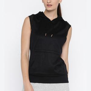 Camiseta sin mangas negra con capucha y bolsillo canguro diseñada para uso deportivo y casual. - Product Image 2