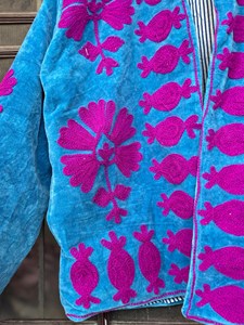 Chaqueta Boho Azul de Terciopelo para Mujer, Bordada con Motivos Florales Suzani, Manga Larga, Cuello Alto, Ropa de Abrigo Otoñal para Mujer - Product Image 3