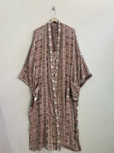 Robe kimono en soie pour femme, style vintage bohème, ouverte sur le devant, vêtement de nuit en soie - Product Image 1
