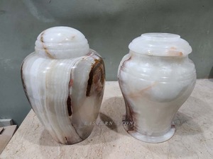 Urne funéraire élégante en onyx poli, écologique, imitation antique classique, pour cendres funéraires, urne commémorative pour cendres d'adultes. - Product Image 2
