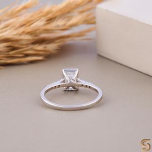 Bague en or 14 carats avec moissanite taille émeraude, style solitaire pavé, design élégant et classique, bijou étincelant, idée cadeau pour femme - Product Image 6