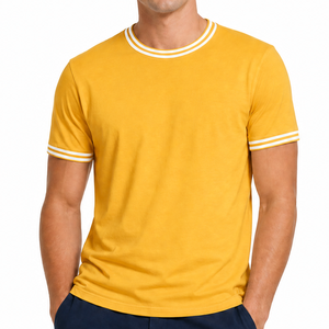 Camiseta de cuello redondo para hombre, color amarillo mostaza con cuello acanalado de doble franja blanca, manga corta, muy vendida. - Product Image 1