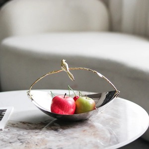 Artículo Decorativo Moderno Personalizado para el Hogar, Frutero Decorativo Único de Acero con Atractivos Detalles de Pájaro en Latón en el Asa - Product Image 5