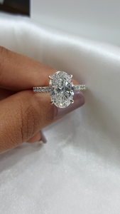 Elegante Anillo de Compromiso con Diamante Ovalado de 2.5 Quilates, Oro Sólido de 18K, Engaste de Garras, Banda Pavé, Joyería Fina Clásica para Mujer - Product Image 1