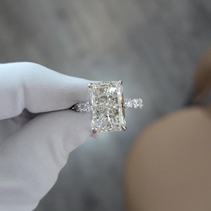 Anillo de Boda con Halo Oculto de Diamantes de Laboratorio con Corte Radiante de 8.00CT en Oro Amarillo de 14K, Certificado IGI, Claridad VVS, Diseño Minimalista - Product Image 1