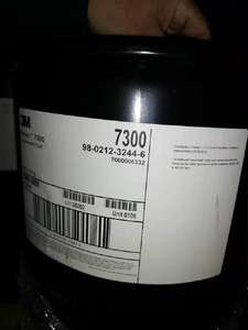 3M ™   Novec ™   Fluido de transferencia de calor 7300 Engineered Fluid USA para aplicaciones de limpieza y pruebas electrónicas, cubeta de 1 galón/5.4 kg - Product Image 3