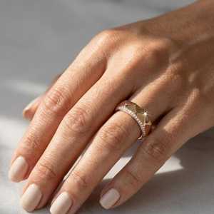 Bague de fiançailles en or jaune 10 carats, sertie de diamants blancs ronds facettés, de forme géométrique, pour femme, cultivés en laboratoire, cadeau de mariage pour la mariée - Product Image 2