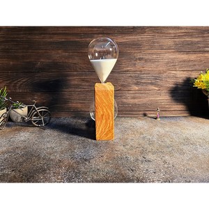 Sablier en verre fait main le plus vendu avec support en bois, design moderne du milieu du siècle, écologique, portable, chronométrage précis, sable bleu - Product Image 6
