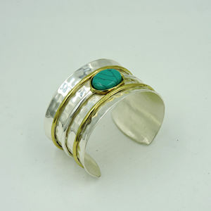 Bracelet manchette artisanal en laiton et turquoise, martelé, bicolore, en métaux mélangés, style bohème, large, argent et or, pour femme - Product Image 2