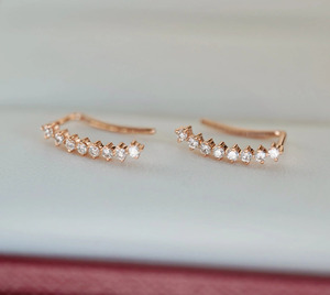 Pendientes de Oro Blanco con Barra Curva y Diamantes Cultivados en Laboratorio - Product Image 3
