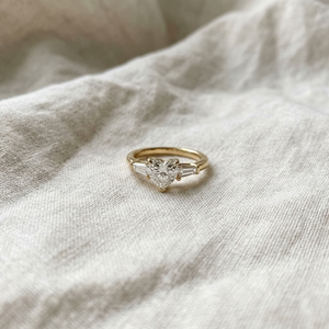 Bague en or 18 carats naturel avec diamant taille cœur central et accents baguette, idéale pour fiançailles, mariage, anniversaire ou comme cadeau de fête pour femme - Product Image 2
