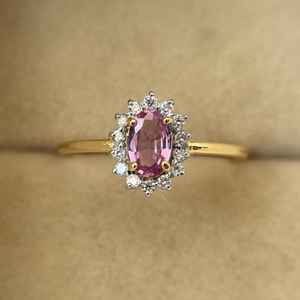 แหวนพลอยแซฟไฟร์สีชมพูมินิมอลลิสต์ เงินแท้ 925 ชุบทอง 14K ทรงวงรี ประดับเพชรรอบๆ แหวนหมั้นสไตล์วินเทจ - Product Image 1