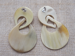 Modernos pendientes ecológicos hechos a mano con forma de espada de cuerno de búfalo para bodas, fiestas, regalos de compromiso de Perfect Enterprises. - Product Image 5