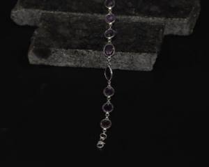 Bracelet en améthyste naturelle avec argent sterling 925 – Bijoux faits à la main en pierres précieuses violettes pour femmes |   Fournisseur en gros de bracelets en argent - Product Image 2