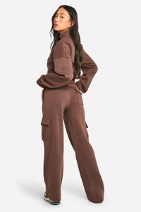 Sudadera corta de invierno para mujer, marrón, de tejido grueso y transpirable, con cremallera de un cuarto, y pantalones cargo a juego de largo completo. - Product Image 6