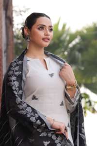 Collection SAFAA Soha : Costume pour femme non cousu - Product Image 2