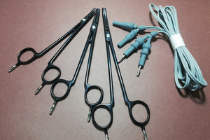 Pinza Bipolar Antiadherente para Sellado de Arterias, 6.5'', 7.5'' y 8.5'', Todos con Pin de 4mm, con Cable, Calidad Premium, Certificación CE - Product Image 3