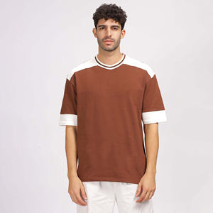 Camiseta casual de manga corta oversize para hombre, con paneles en contraste marrón y blanco en los hombros y cuello con ribete. - Product Image 1