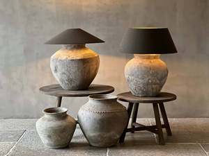Lampe de table vintage Waterpot avec base en céramique faite à la main, abat-jour en lin neutre, éclairage rustique pour la décoration de la maison, pour la chambre à coucher - Product Image 2