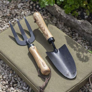 Assortiment d'outils de jardin modernes noirs et en bois avec truelle, fourche et désherbeur pour les travaux du sol - Product Image 2