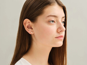 Boucles d'oreilles clous en or blanc triple lune avec diamants de laboratoire - Product Image 6