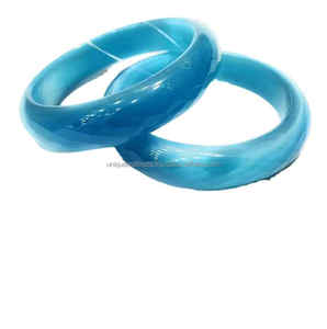 Brazalete de resina hecho a mano para mujer Diseño curvo elegante con patrones únicos Acabado brillante para fiesta de boda o regalo - Product Image 6