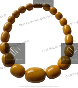 Colliers en résine avec des tourbillons, des paillettes et des tons inspirés de Pantone faits à la main et finis à la main pour un usage quotidien ou des cadeaux - Product Image 1