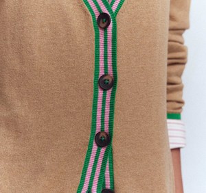 Ajoutez vos pulls personnalisés de haute qualité à col en V pour les logos des sororités, fraternités, écoles, collèges, universités, cardigans tricotés - Product Image 2