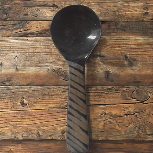 Cuchara de Servir Moderna Hecha a Mano de Cuerno de Búfalo Negro con Mango de Cuerno Bicolor, Acabado Pulido de Alto Brillo, Cuerno Natural Ecológico - Product Image 2