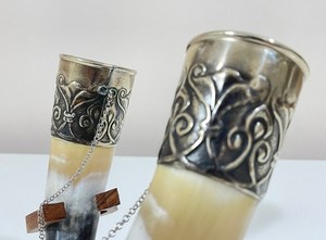 Corne à bière vintage en argent avec motif moulé, style Viking, avec support en bois pour bar et restaurant à prix raisonnable par UO - Product Image 2