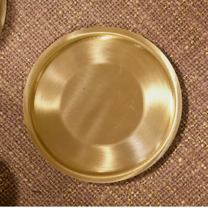 Sous-verre rond classique en laiton brossé avec un rebord surélevé simple sur tissu tissé, disponible à prix de gros. - Product Image 1