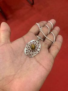 Colgante de Ojo de Tigre Amarillo con Diseño Floral y Piedras, Chapado en Plata de Ley, con Diamantes y Perlas, Estilo Alemán, Venta al por Mayor - Product Image 3
