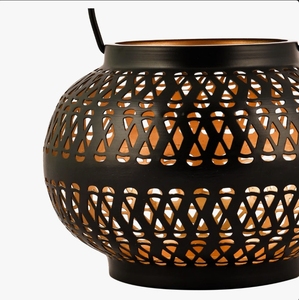Lanterne à bougie marocaine en métal faite à la main, extérieur noir, intérieur doré, design découpé imprimé UV, décoration bohème pour la maison, pièce maîtresse - Product Image 2