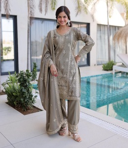 Conjunto tradicional indio pakistaní de salwar kameez con dupatta y bordados para cualquier ocasión, atuendo elegante para mujer. - Product Image 1