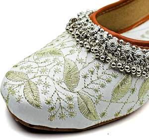 Khussa Traditionnel Blanc Sur Mesure pour Femme, Idéal pour Fêtes, Mariages, Mehndi, Jutti Punjabi avec Imprimé Pierres, Tendance et Respirant - Product Image 3